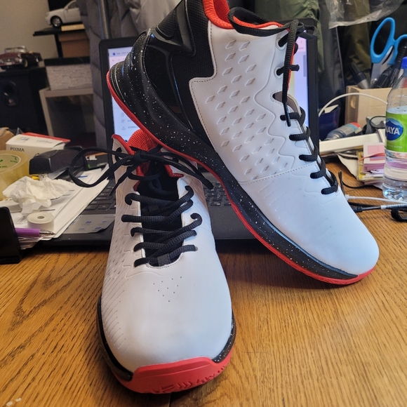 Man's Sneskers - Picture 8 of 10